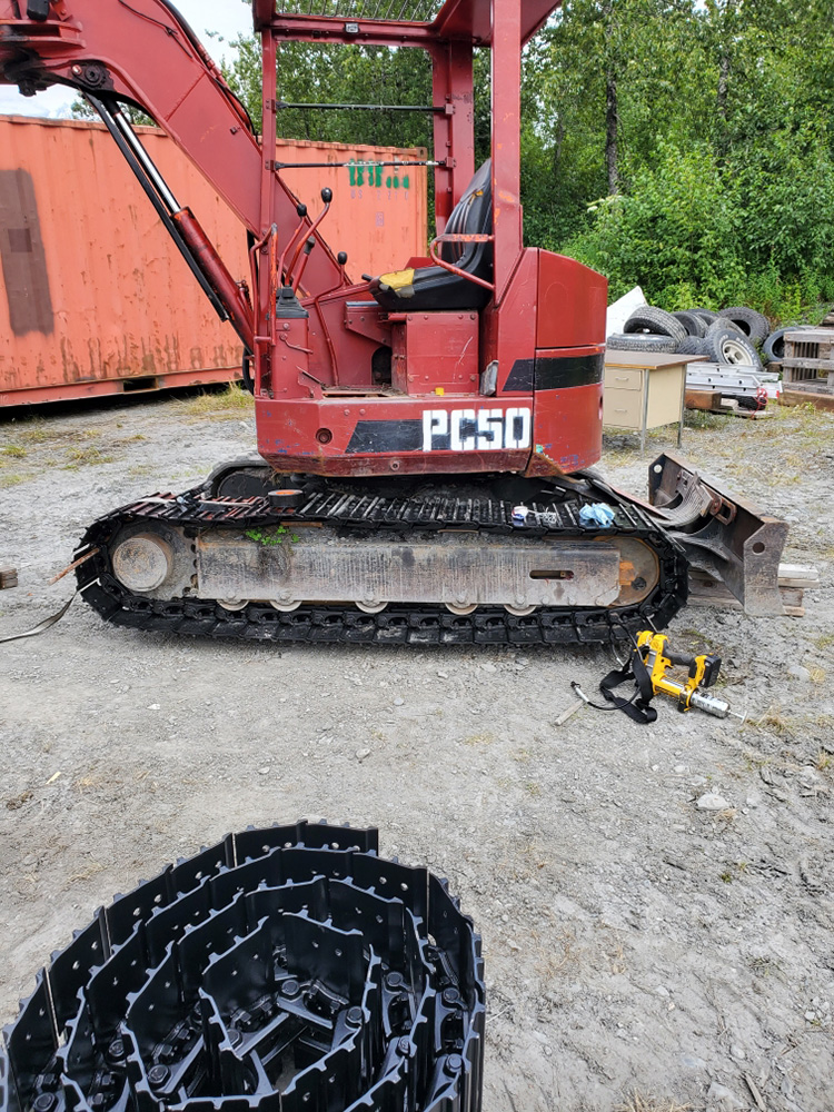 Steel Tracks PC50UU | VIQAN Replacement Parts for Heavy Equipment - Rubber and Steel Tracks