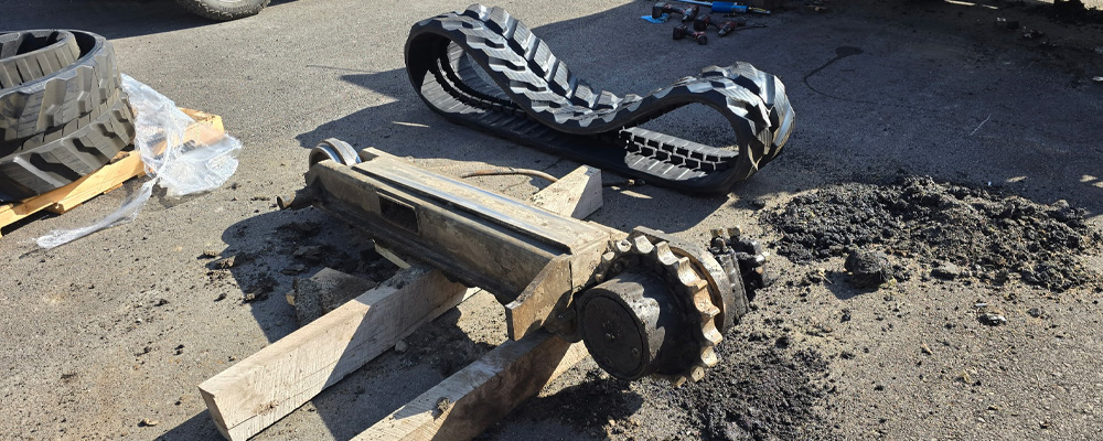 Leeboy 8510B rubber tracks - VIQAN Replacement Parts for Heavy Equipment - Rubber and Steel Tracks